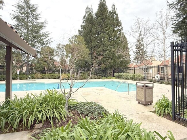 Building Photo - Excellent Location! Near BART, Downtown! Main Chance Estates Townhouse