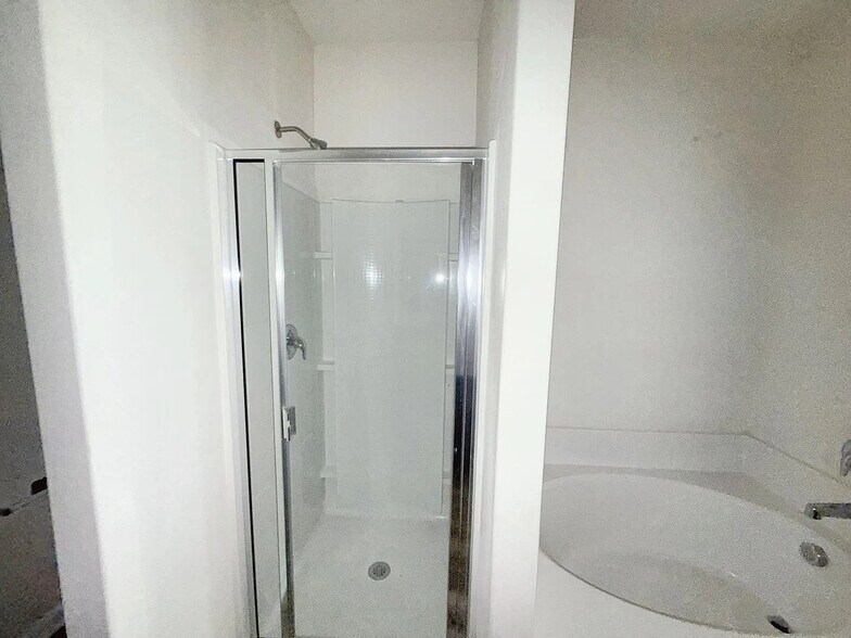 Building Photo - Room in House on Serena Dr