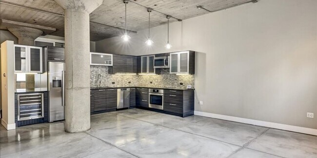 Building Photo - Sophisticated & Chic 2-Level Loft in SOMA ...
