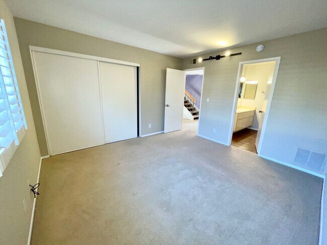 Building Photo - Desirable 3/2 San Antonio Village Condo