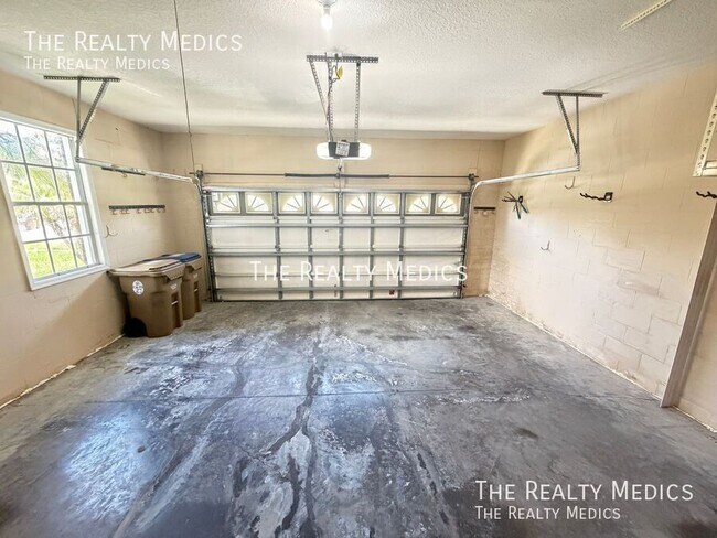 Building Photo - 1565 The Oaks Blvd