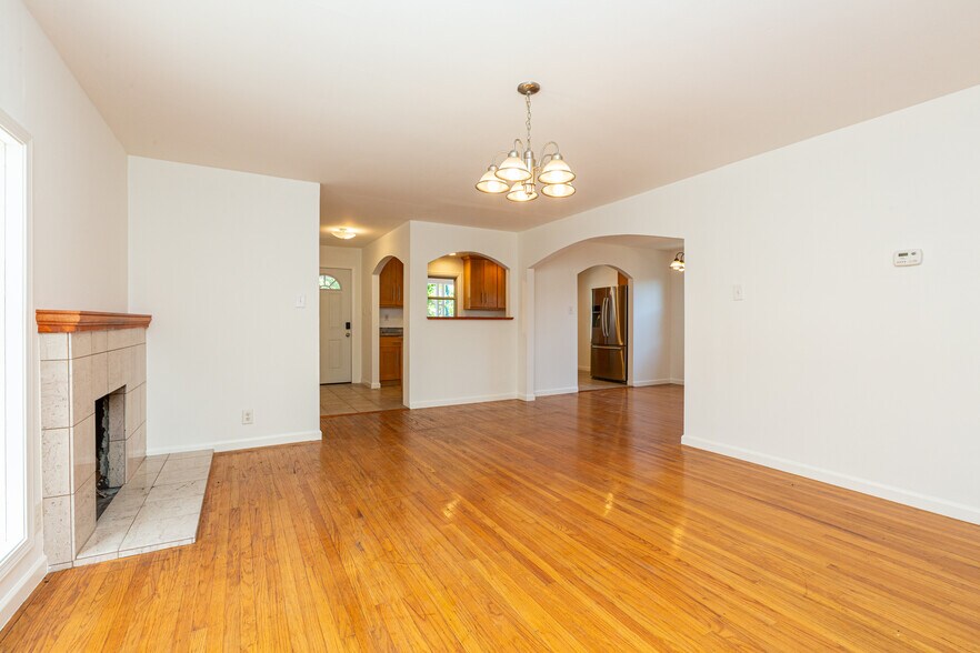 Building Photo - 720 Santa Paula Ave