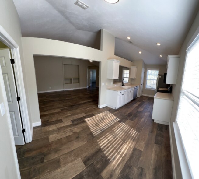 Building Photo - 8392 Ivy Brook Ln