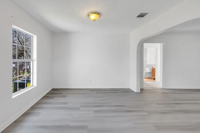Building Photo - 214 N Hagerman St