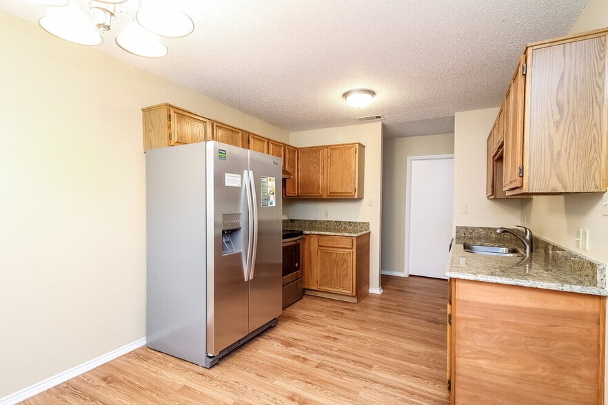 Building Photo - 1125 Hidden Creek Dr
