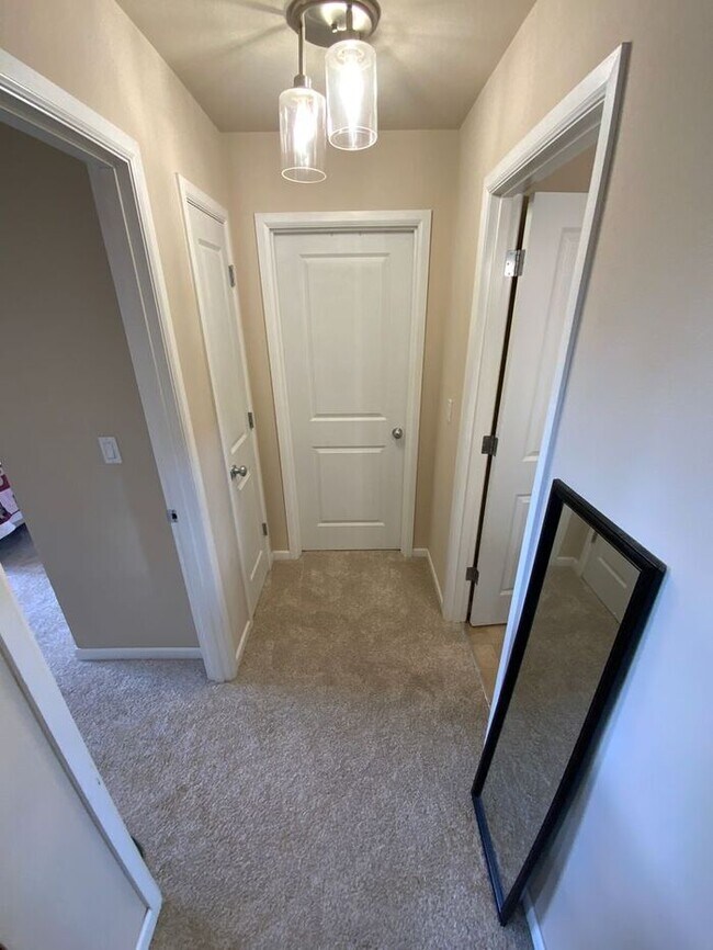Building Photo - Puyallup Valley 4bdr 2.5bath w/ a POOL