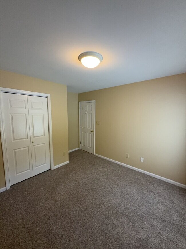 Building Photo - Beautiful 4 Bedroom, 3 Bath Home-211 Bethesda Ct.