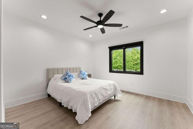 Building Photo - 151 S Pointe Dr