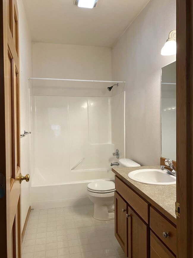 Building Photo - Private Hood River Home