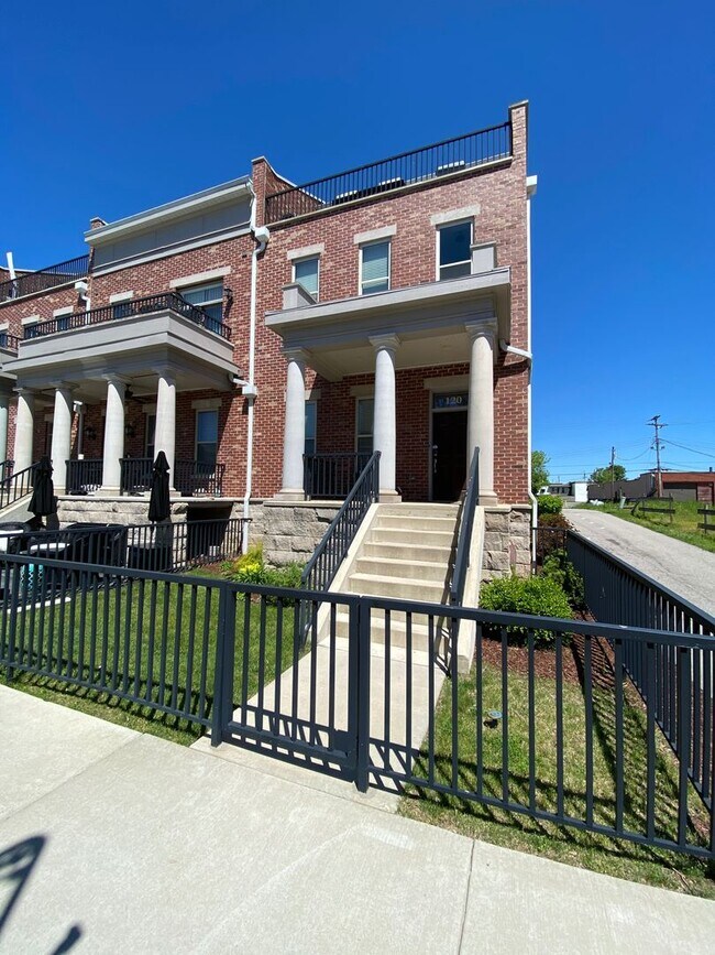 Building Photo - Luxury 5 Bedroom Townhouse