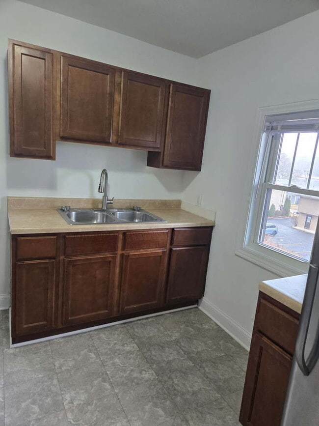 Building Photo - 417 N Main St