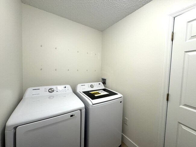 Building Photo - 964 Vanderbilt Dr