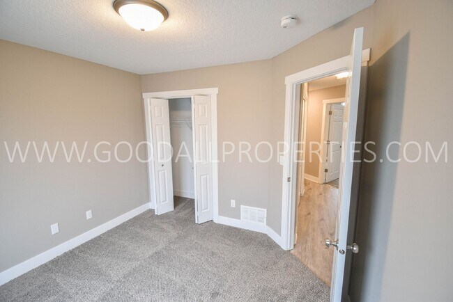 Building Photo - 3 BDRM 2.5 Bath finished basement fenced backyard in Ankeny