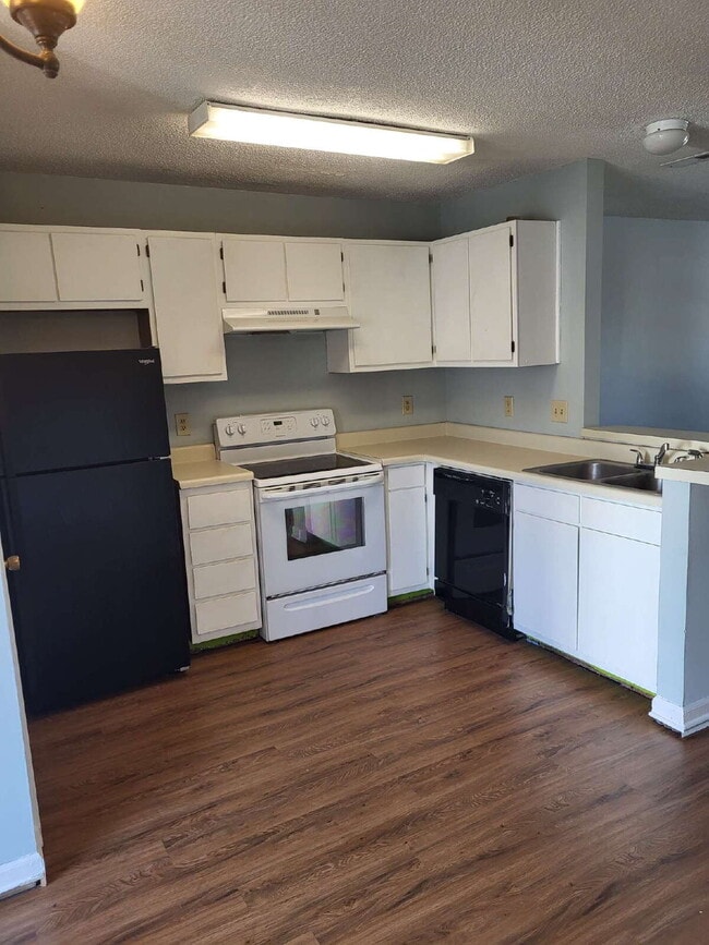 Building Photo - "Charming Goose Creek Townhouse: Cozy 2-Bedroom Retreat with Fireplace!"