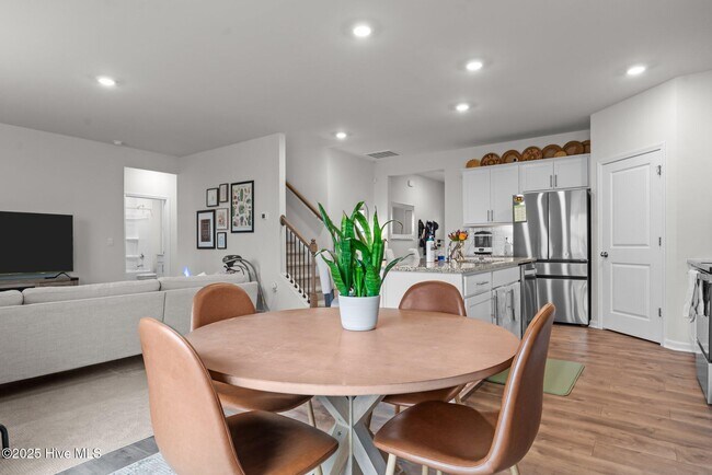 Building Photo - 2120 Wild Rdg Dr