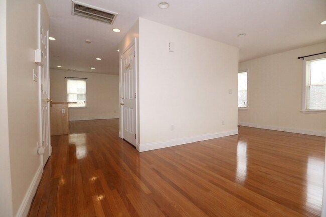 Building Photo - 76 Seaver St