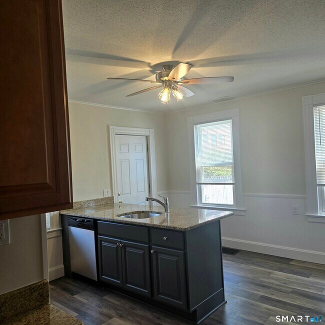 Building Photo - 27 Maple St