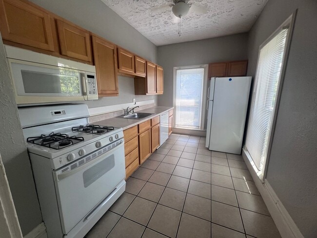 Building Photo - Adorable and Spacious Upper One Bedroom on...