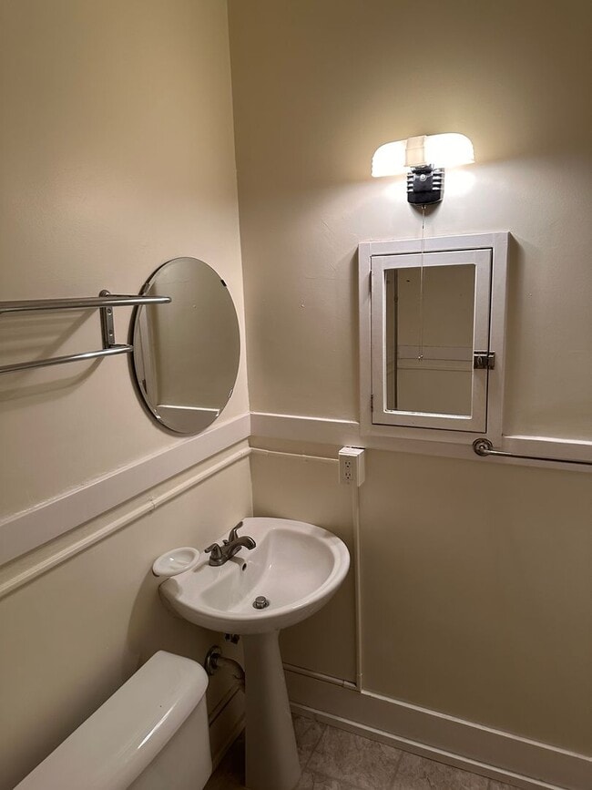 Building Photo - City of Portland Condo Studio, Great Location!