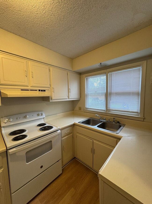 Building Photo - 201 Westbrooke Court #5 (Westbrooke Townhomes)