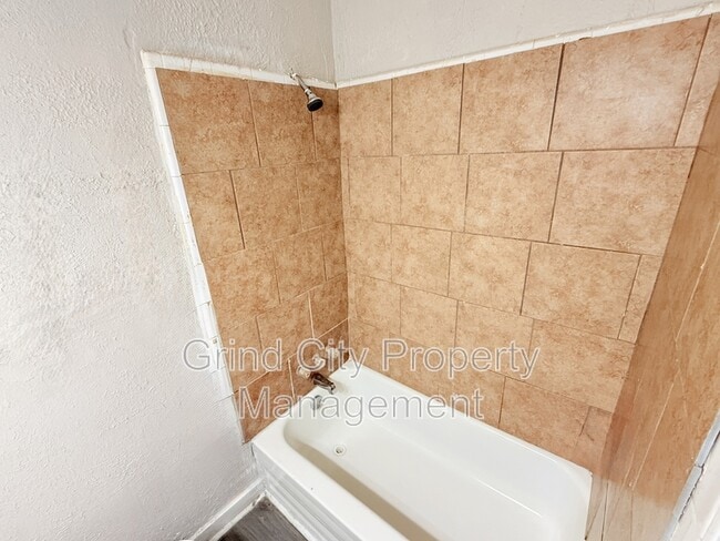 Building Photo - 997 S Willett St