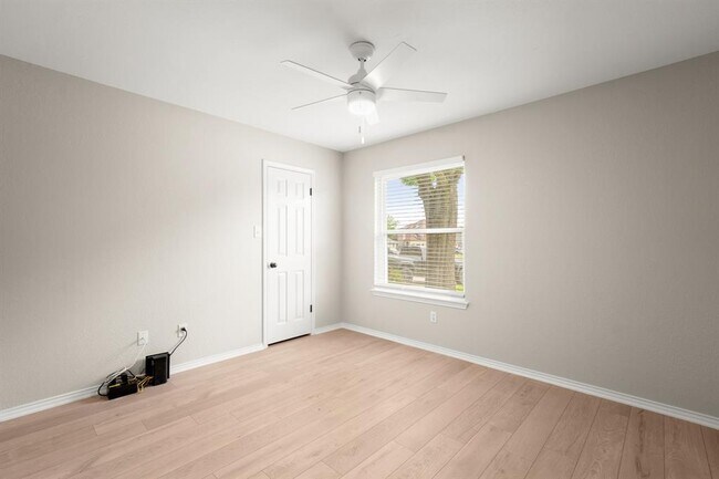 Building Photo - 2113 Rosemary Ln