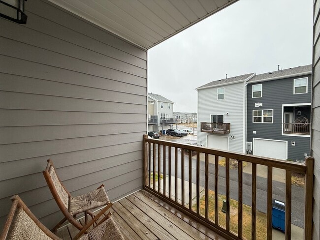 Building Photo - Stunning 3BD, 3.5BA Raleigh Townhome in the Desirable 5401 North Community Within Walking Distanc...