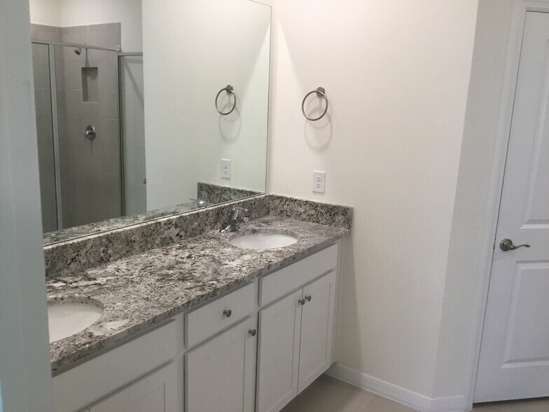 Master Bath - 6185 SW 93rd Loop