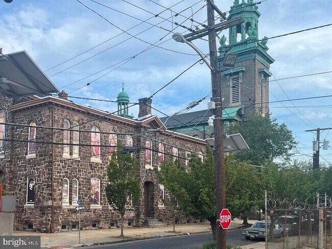 Building Photo - 1223 S 10th St
