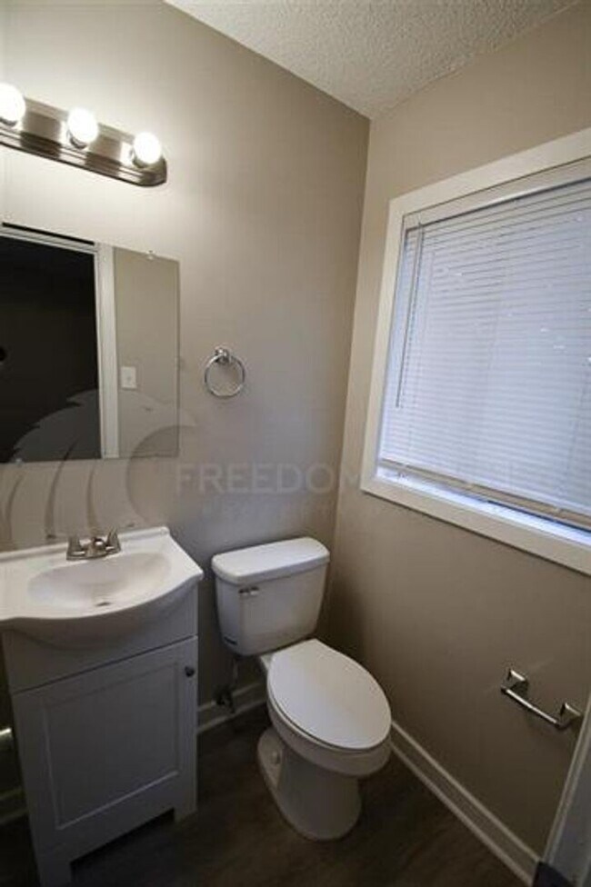 Building Photo - Charming 3BR/2BA Brick Home with Fenced Yard