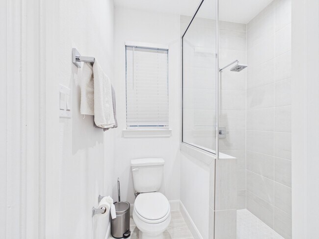 Building Photo - 2711 Clinton Dr