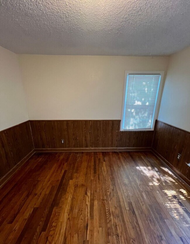 Building Photo - Coming Soon! Spacious 3-Bed, 2-Bath Home i...