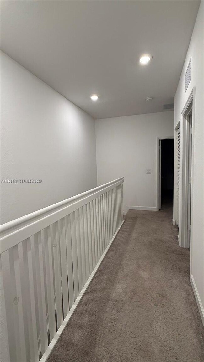 Building Photo - 947 NE 211th St