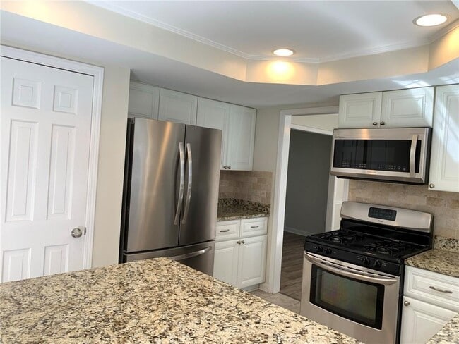 Building Photo - 4536 Woodlawn Lake Dr
