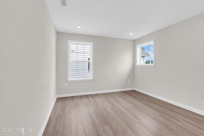 Building Photo - 317 Tulip Ct