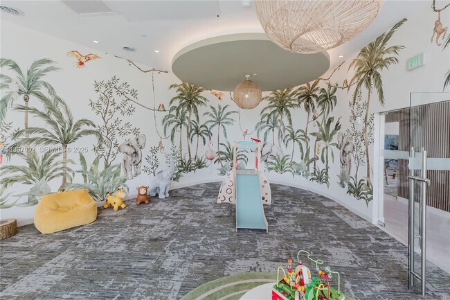 Building Photo - 700 NE 24th St