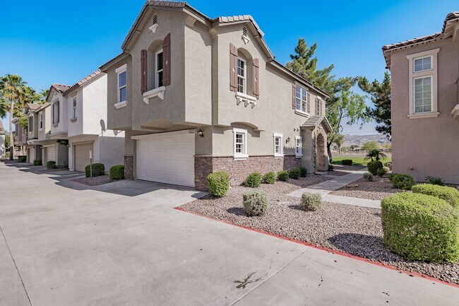 Building Photo - Newly updated townhouse with 2 car garage!