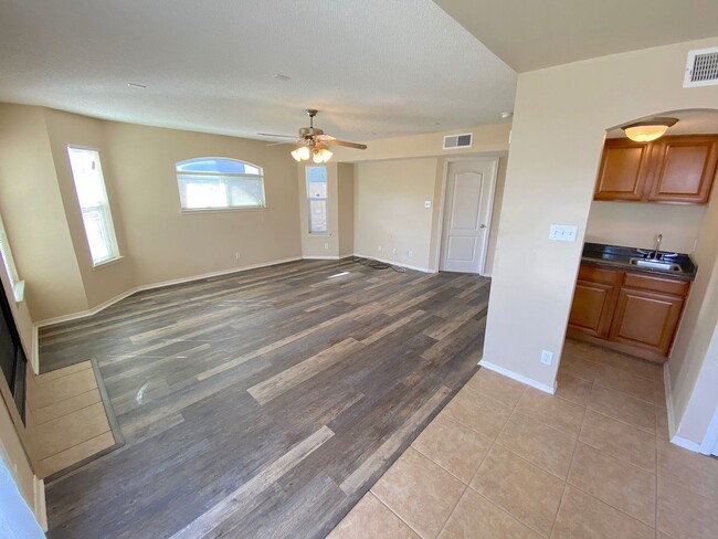 Building Photo - East El Paso 4bed3bath Refrig A/C with out...