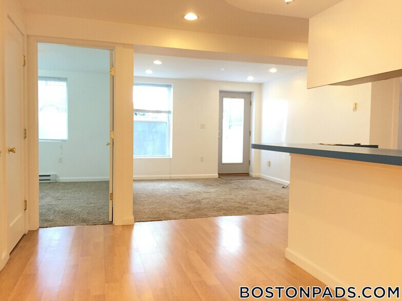 Building Photo - 43 May St