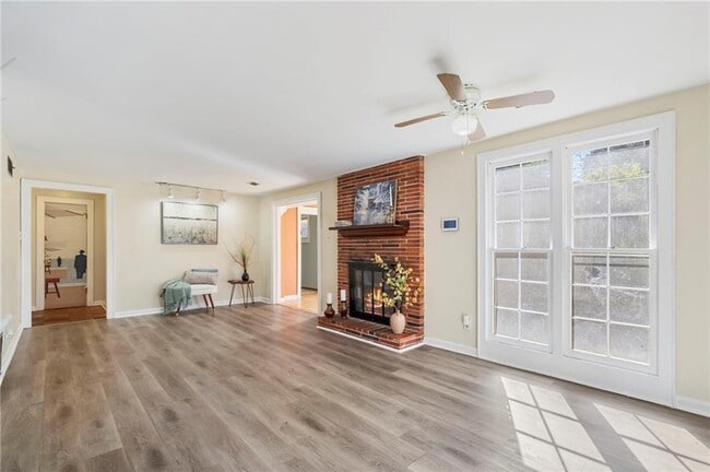 Building Photo - 2451 Warwick Cir NE