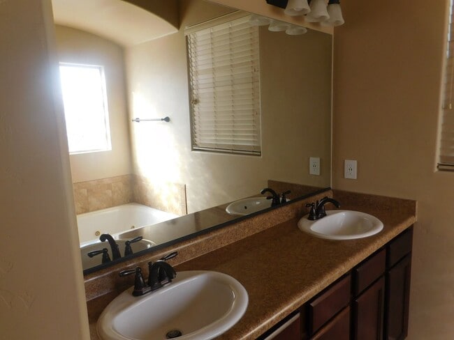 Building Photo - Beautiful 3 bedroom to bath house in the Sonoma Ranch Area.