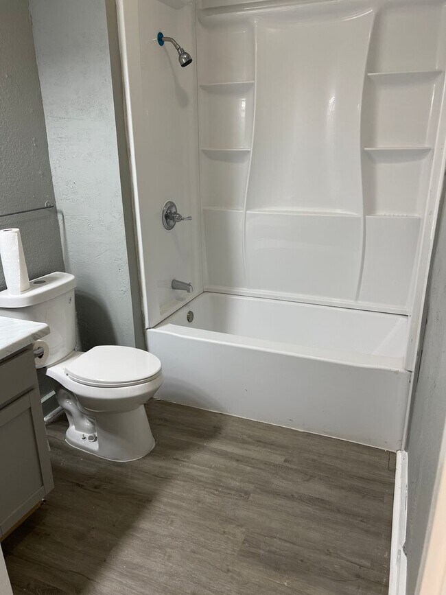Building Photo - Charming 3-Bedroom/ 1 Bathroom house located in the heart of Topeka