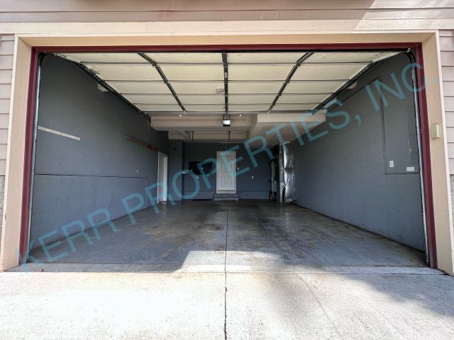 Building Photo - THE FIRST FULL MONTH'S RENT IS FREE! Charming 3-Bedroom Tri-Level Retreat in Estacada with Spacio...
