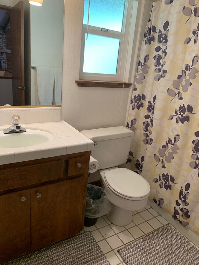 Building Photo - Lake Oroville Lake House with Spectacular Views!