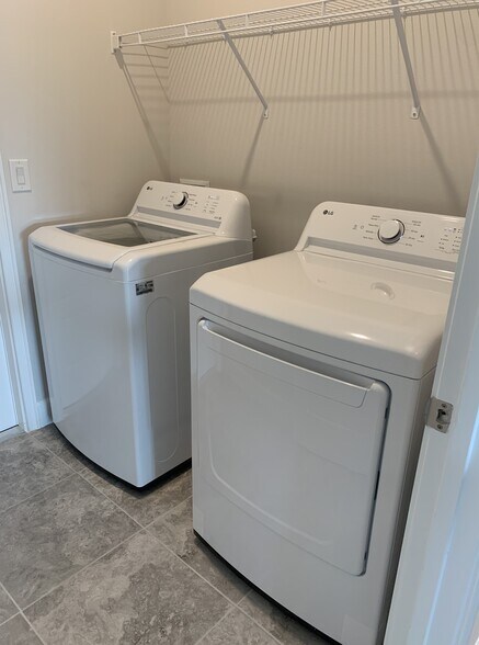 Building Photo - 1844 Middlebury Dr SE