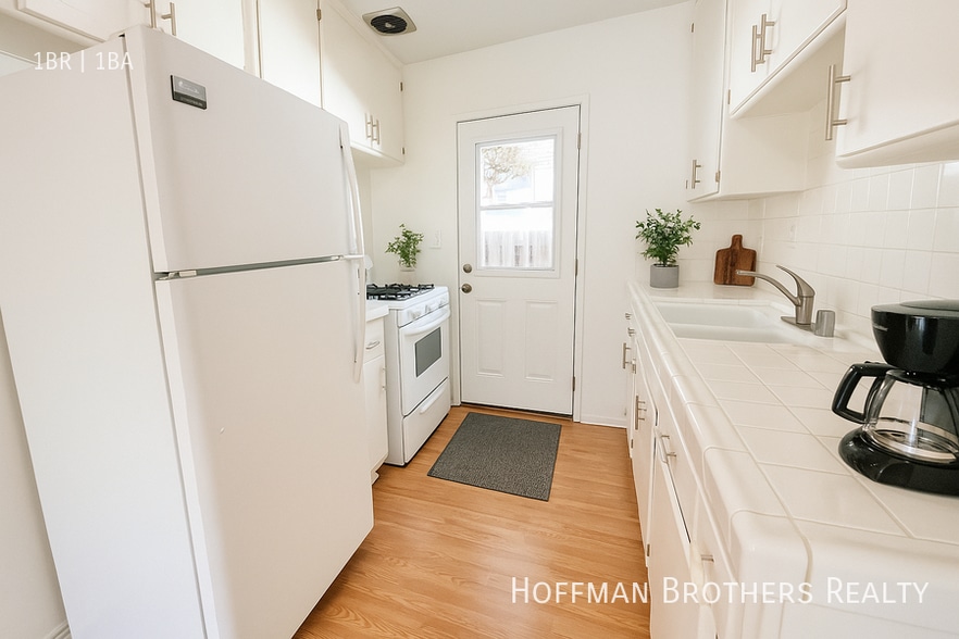 Building Photo - 1830 N La Brea Ave