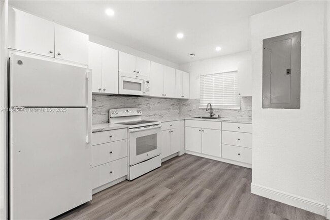 Building Photo - 1400 NE 57th Ct