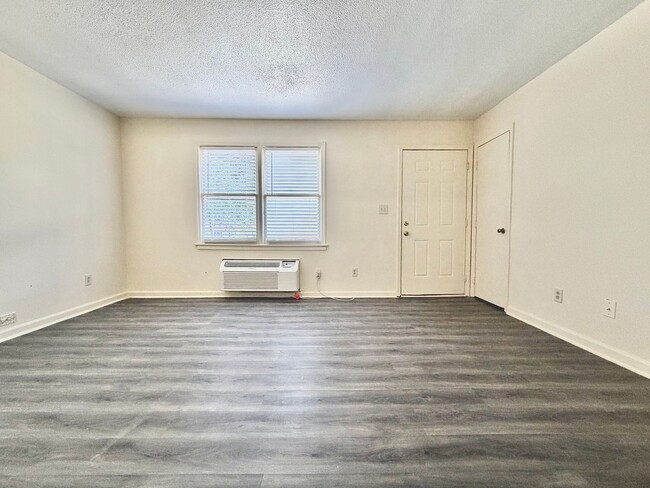 Building Photo - 725 N Privette St