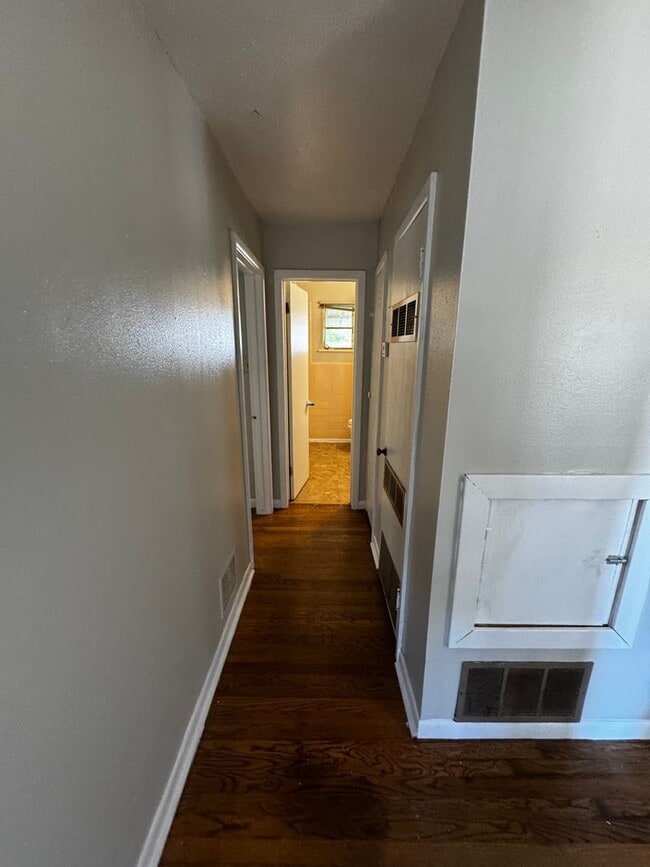 Building Photo - 3 bedroom, 1 bath