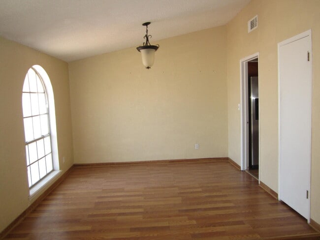 Building Photo - 6717 Southwind Dr